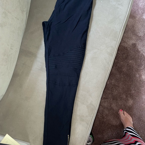 Black jegging size large. Textured and zipper bottoms. Cute with heels. - Picture 4 of 6